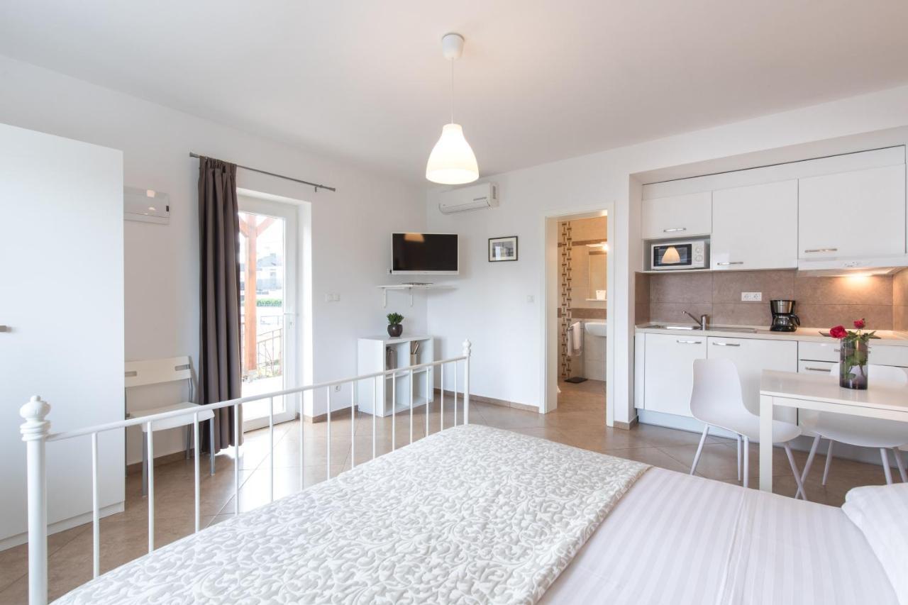 Apartmani Laura Krk คิร์ก ภายนอก รูปภาพ