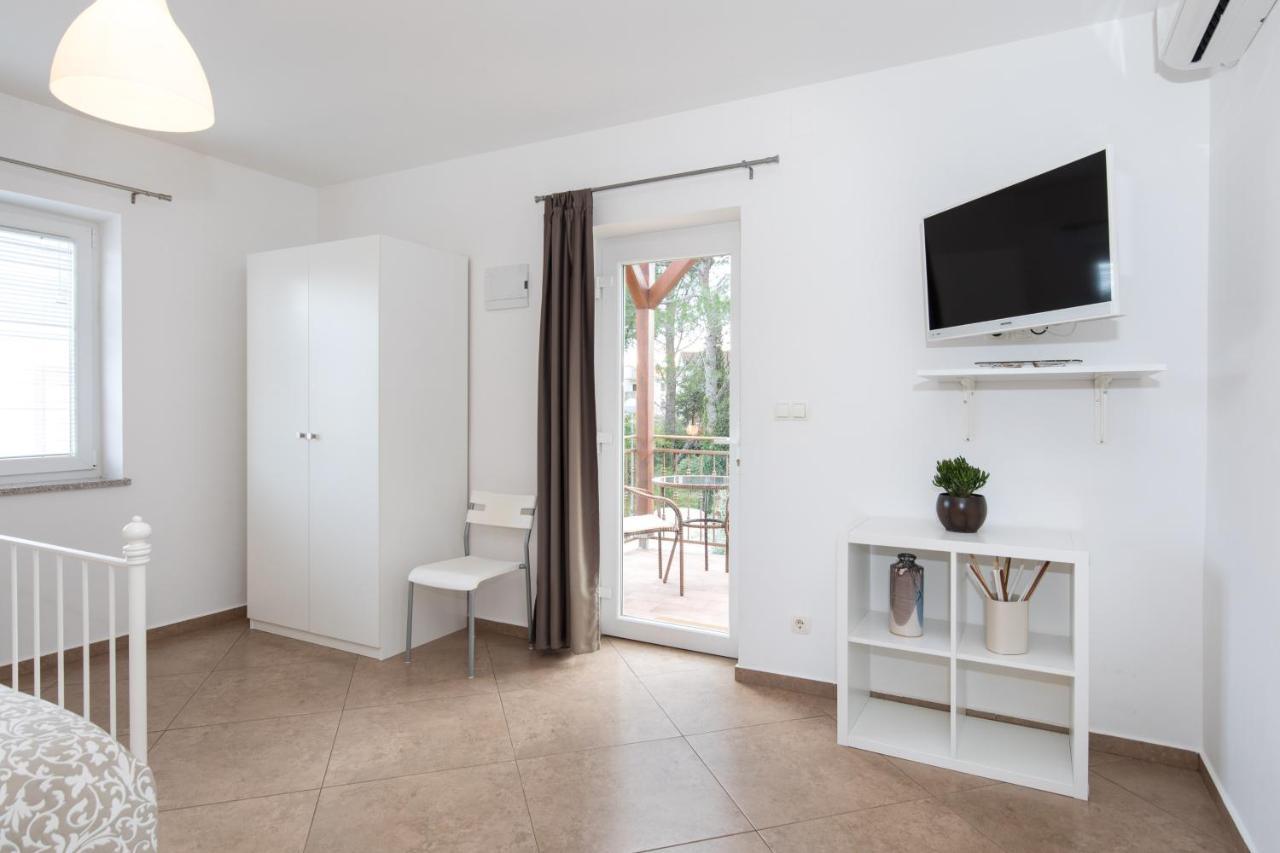 Apartmani Laura Krk คิร์ก ภายนอก รูปภาพ