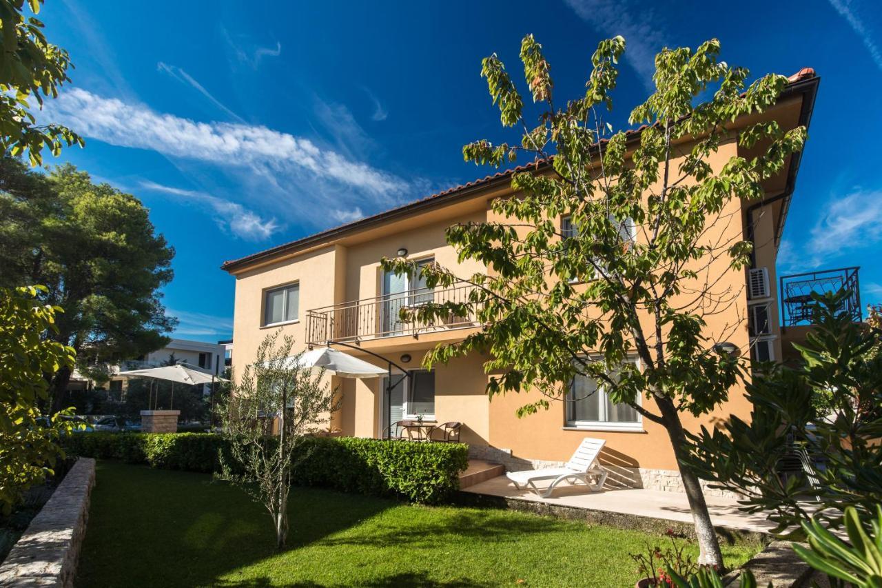 Apartmani Laura Krk คิร์ก ภายนอก รูปภาพ