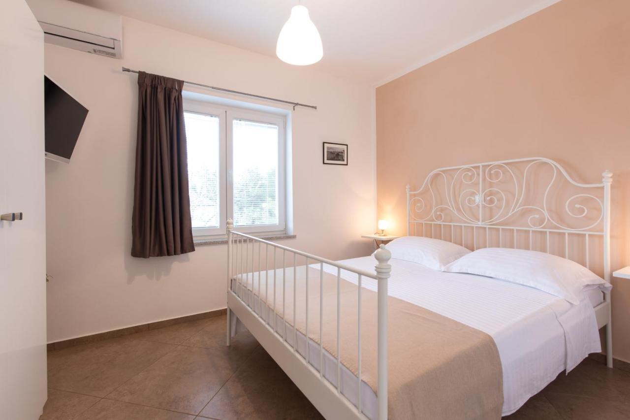 Apartmani Laura Krk คิร์ก ภายนอก รูปภาพ