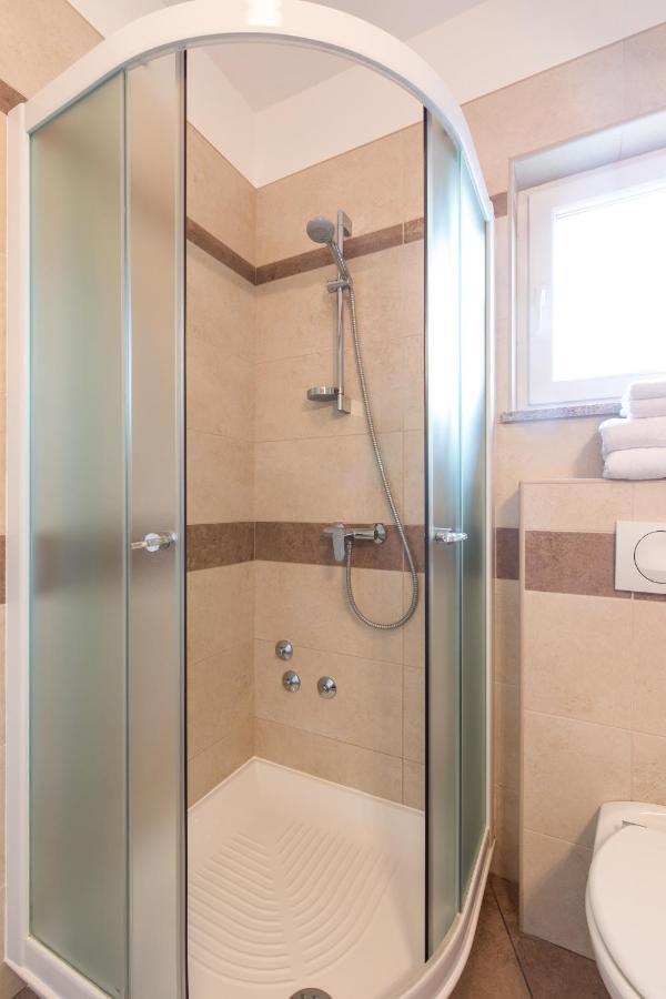 Apartmani Laura Krk คิร์ก ภายนอก รูปภาพ