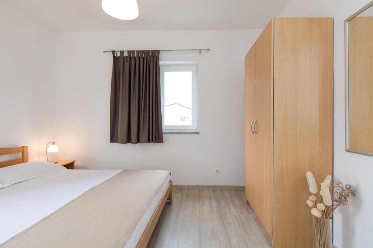 Apartmani Laura Krk คิร์ก ภายนอก รูปภาพ