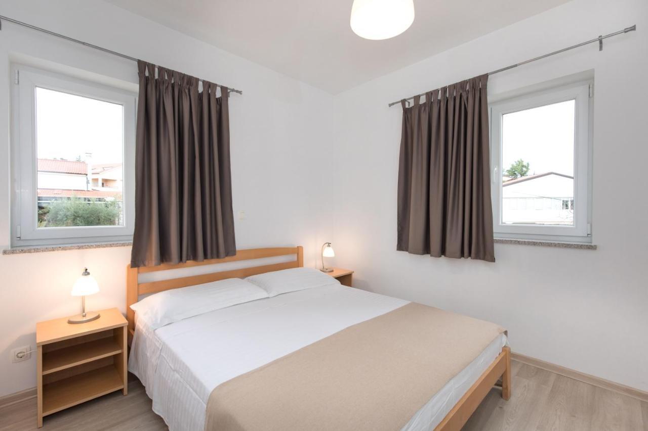 Apartmani Laura Krk คิร์ก ภายนอก รูปภาพ