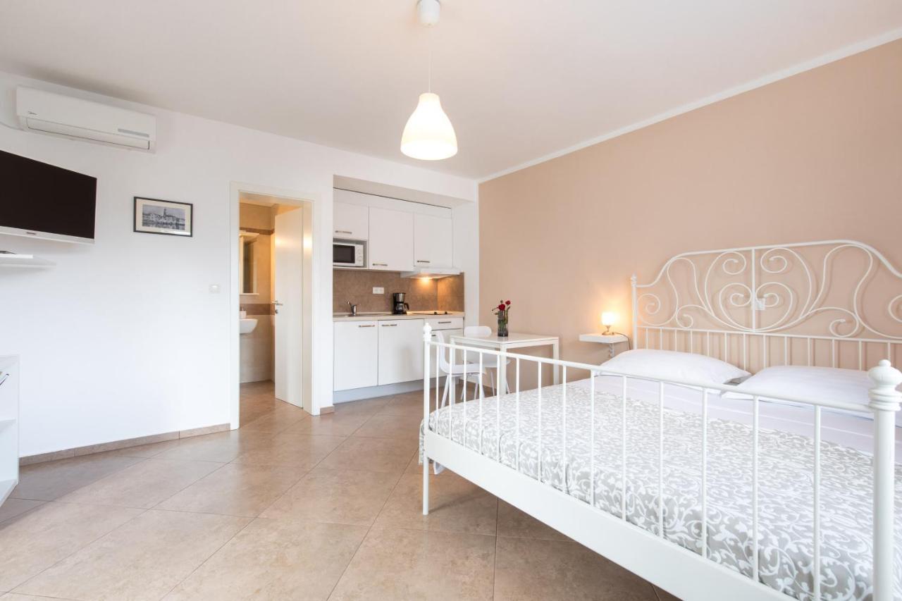 Apartmani Laura Krk คิร์ก ภายนอก รูปภาพ