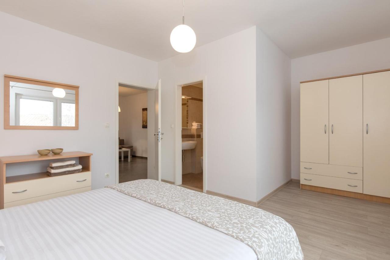 Apartmani Laura Krk คิร์ก ภายนอก รูปภาพ