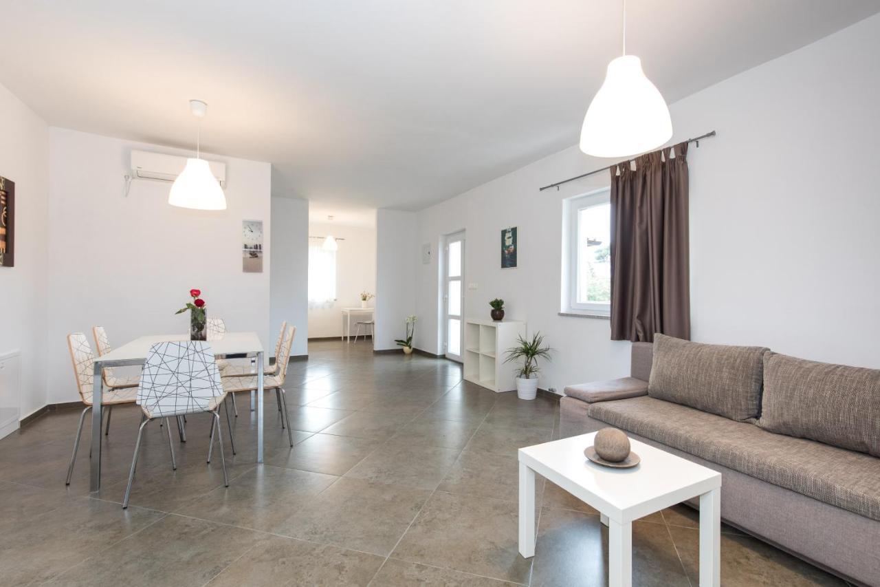 Apartmani Laura Krk คิร์ก ภายนอก รูปภาพ