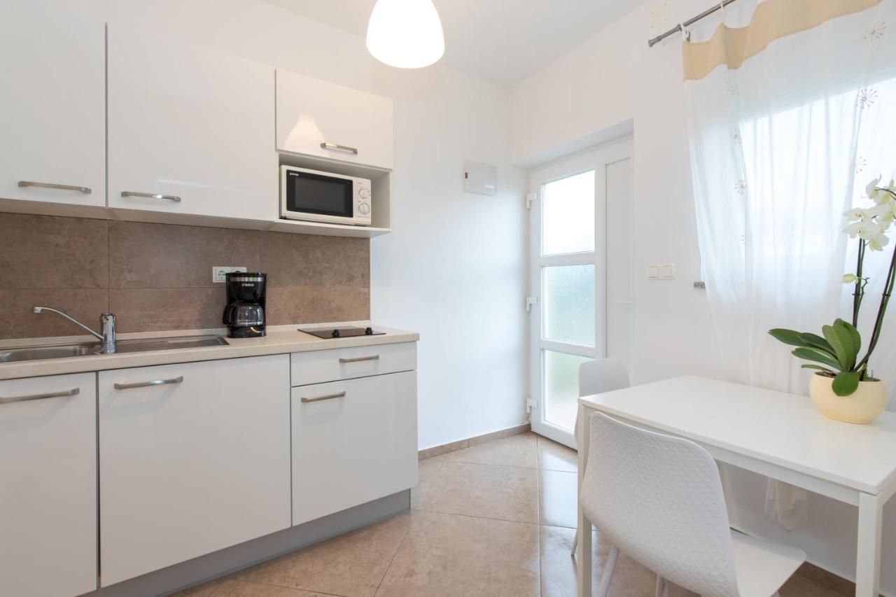 Apartmani Laura Krk คิร์ก ภายนอก รูปภาพ