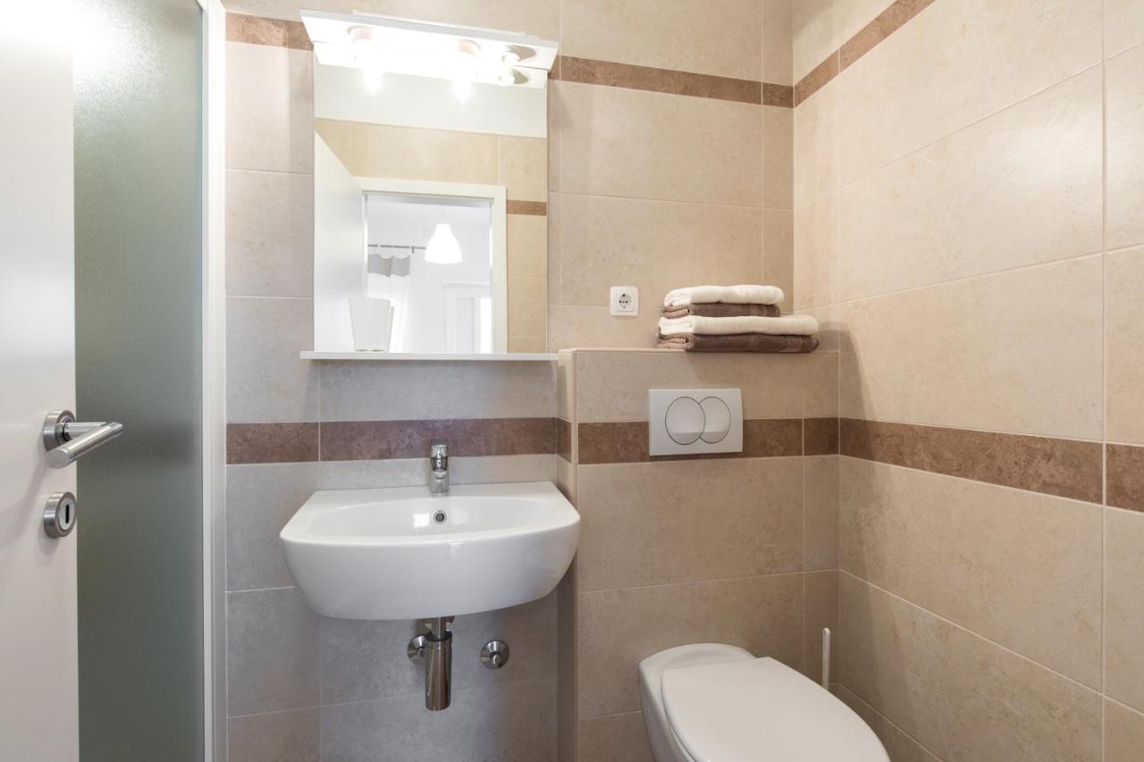 Apartmani Laura Krk คิร์ก ภายนอก รูปภาพ