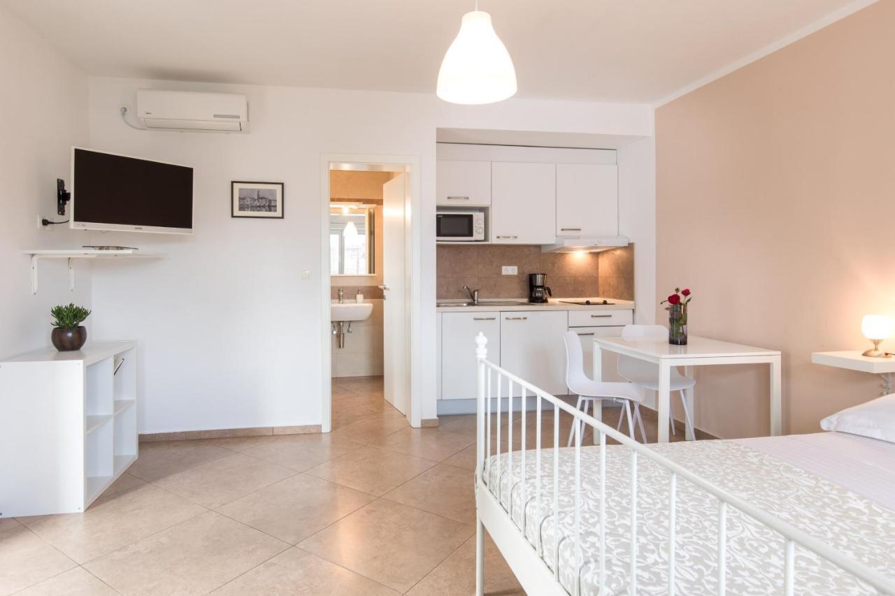 Apartmani Laura Krk คิร์ก ภายนอก รูปภาพ