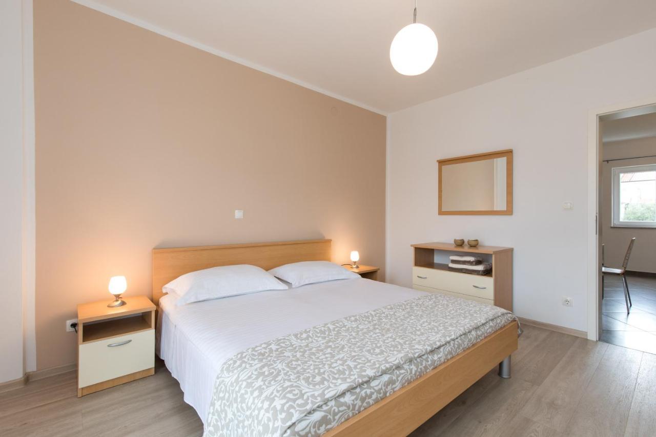 Apartmani Laura Krk คิร์ก ภายนอก รูปภาพ