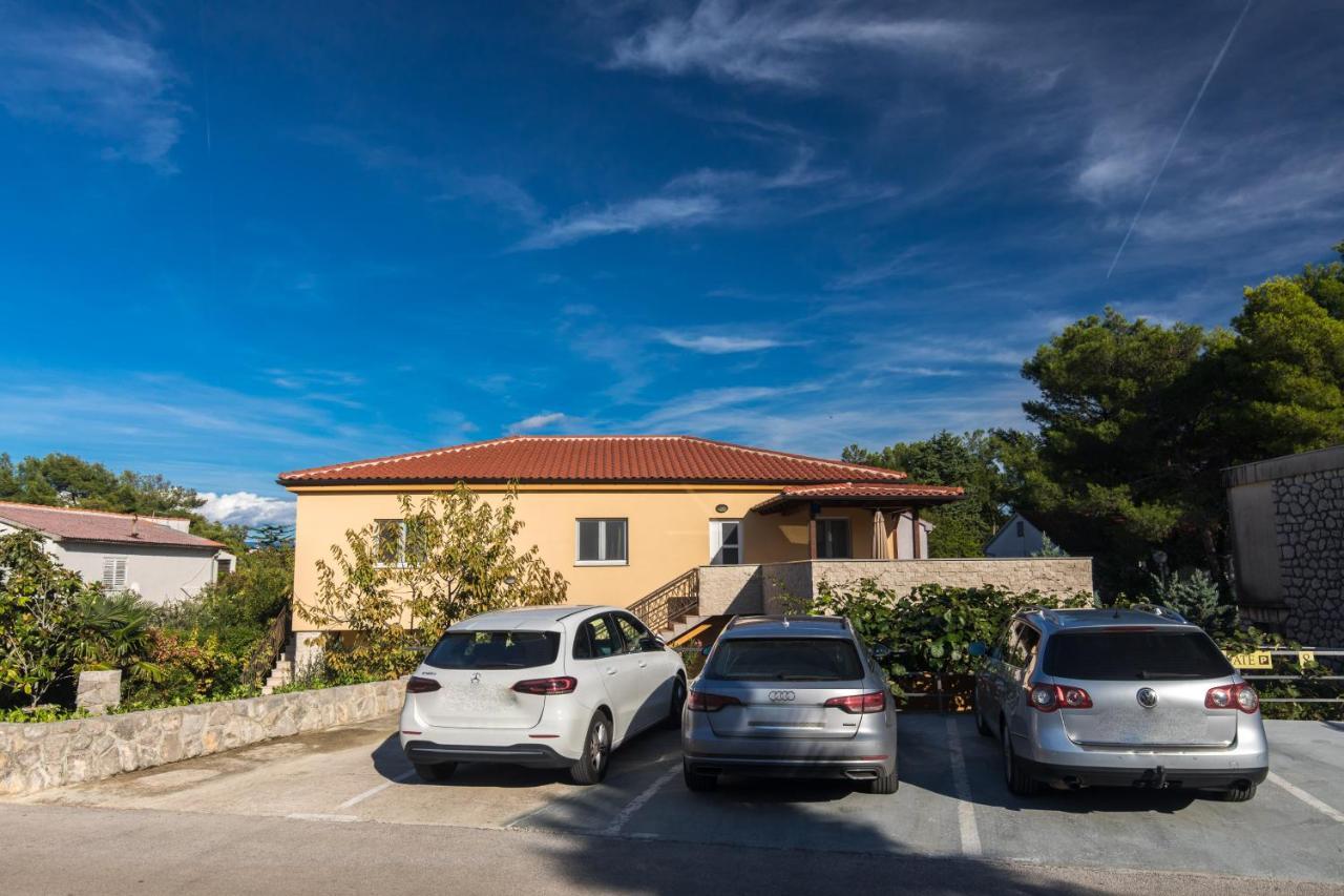 Apartmani Laura Krk คิร์ก ภายนอก รูปภาพ