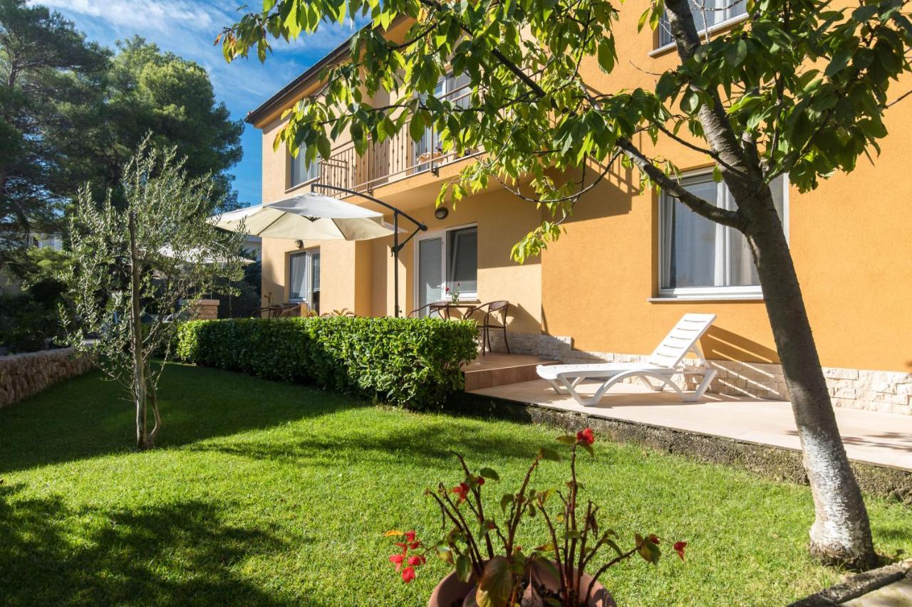 Apartmani Laura Krk คิร์ก ภายนอก รูปภาพ