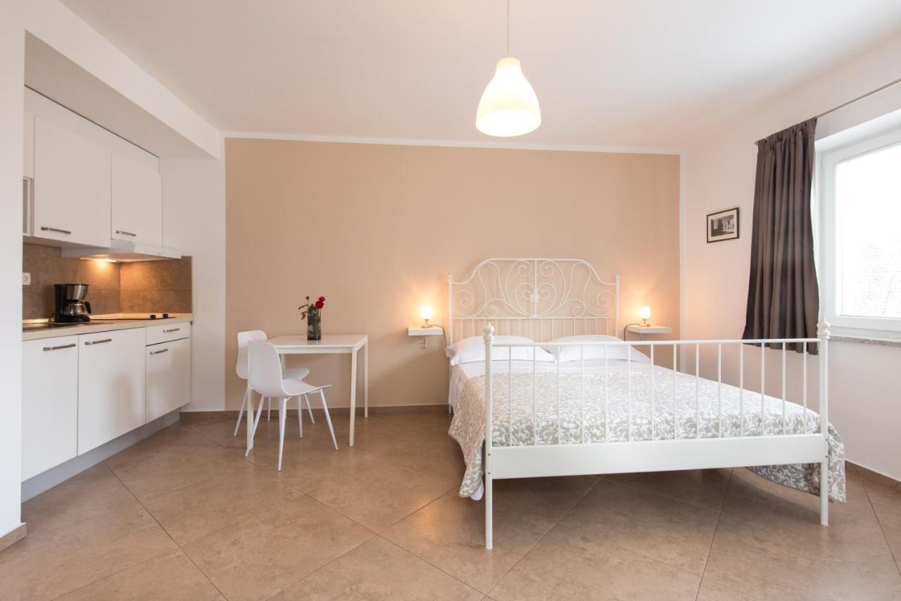 Apartmani Laura Krk คิร์ก ภายนอก รูปภาพ