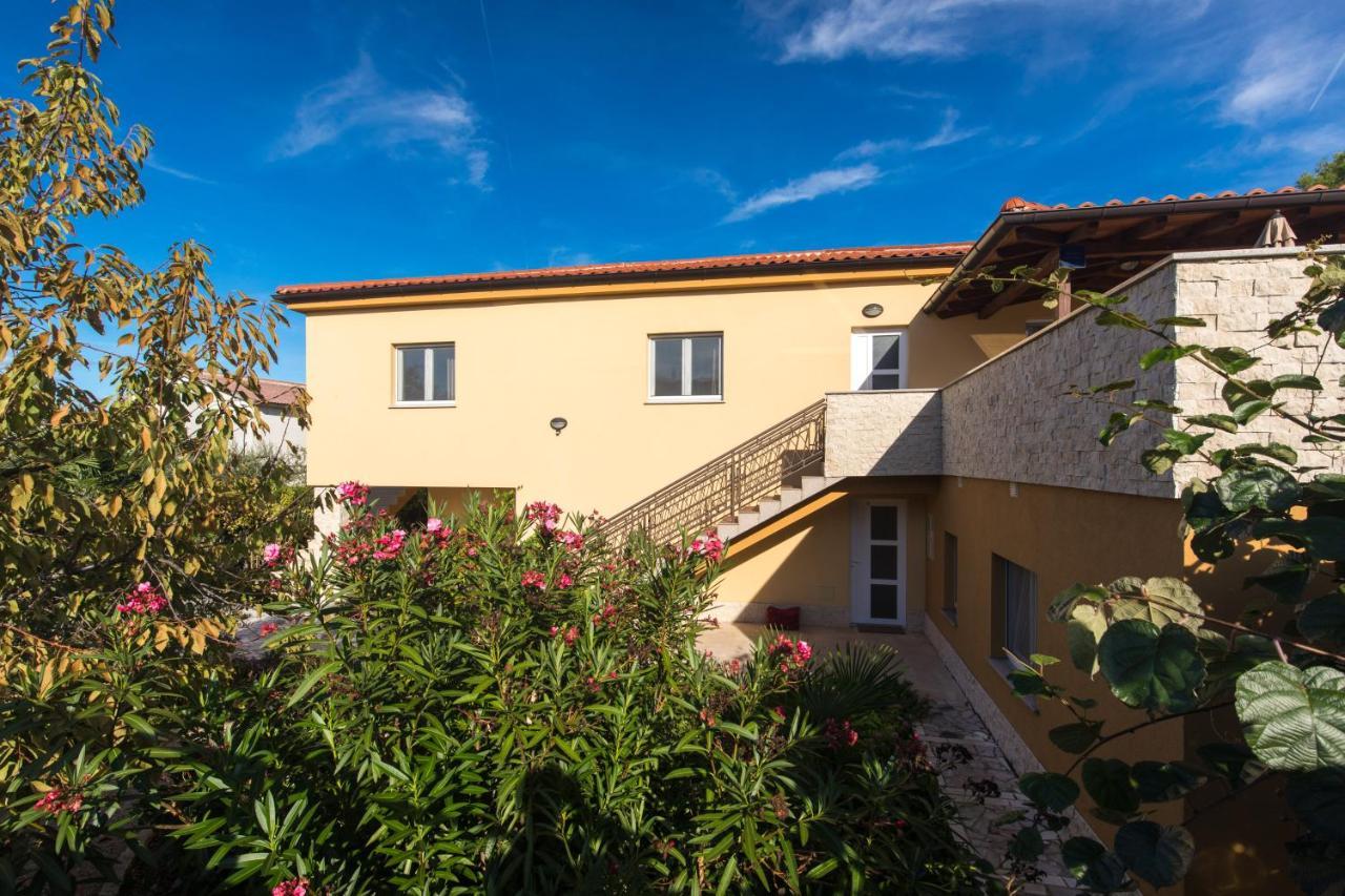 Apartmani Laura Krk คิร์ก ภายนอก รูปภาพ